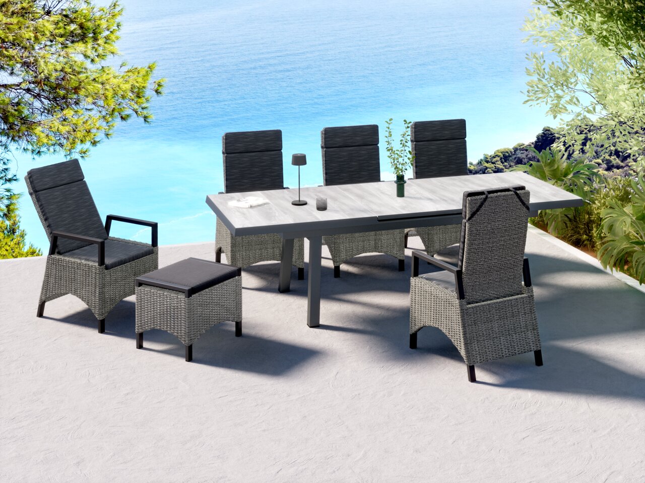 Ambia Garden Hocker PORTLAND SMOKE ALU Moderner Hocker aus Rattan mit grauem Kissen, Teil einer stilvollen Outdoor-Möbelgarnitur auf einer Terrasse mit Meerblick, seitliche Perspektive.