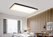 Rechteckige LED-Deckenleuchte in einem modernen Schlafzimmer, von unten betrachtet.