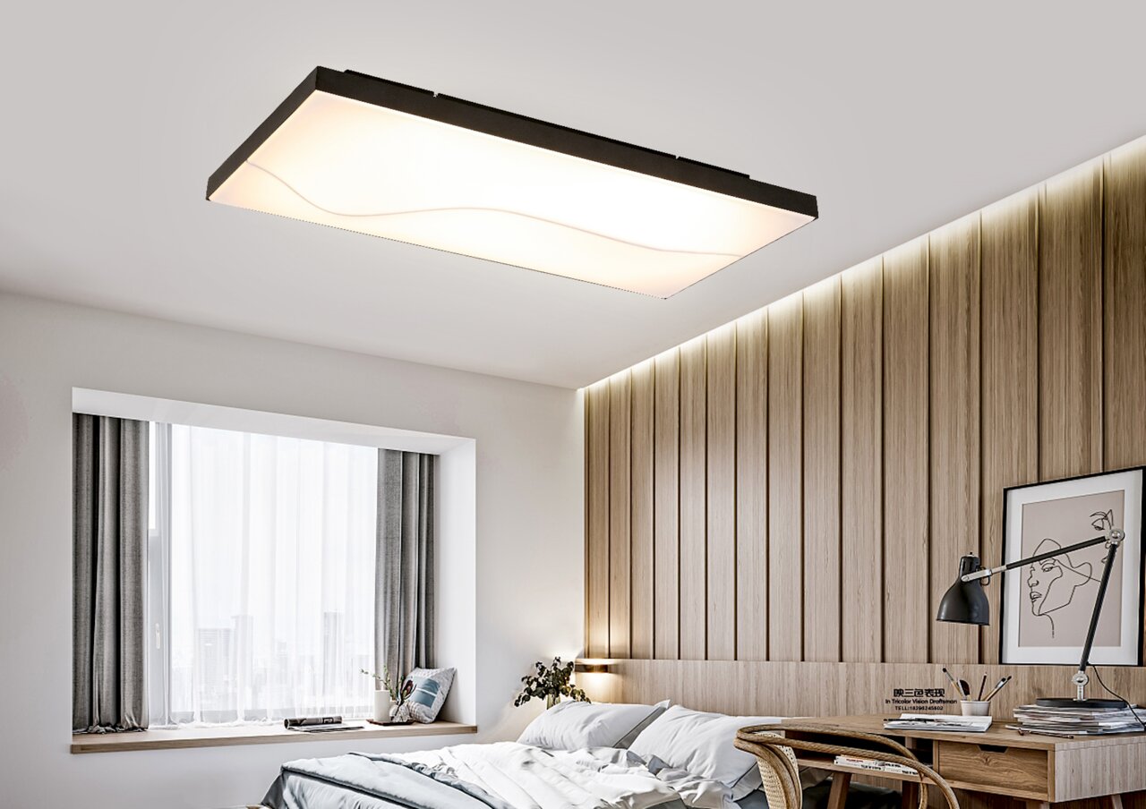 Novel LED-Deckenleuchte Rechteckige LED-Deckenleuchte in einem modernen Schlafzimmer, von unten betrachtet.