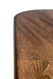 Nahaufnahme einer Tischplatte aus Holz mit sichtbarer Maserung, Perspektive von oben.