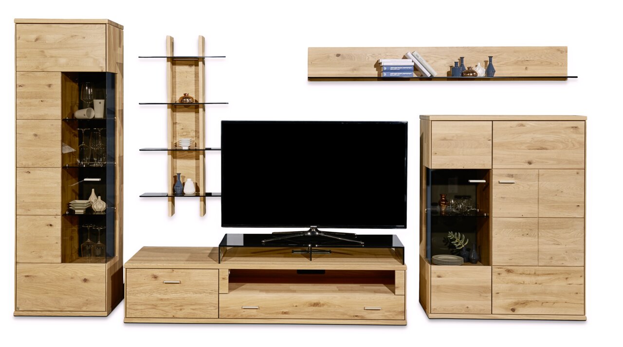 Moderne wandcombinatie van hout met tv-kast, vitrinekast en planken, gezien vanaf de voorkant.