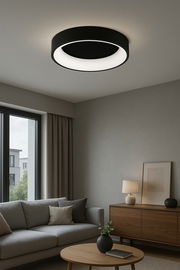 Moderne schwarze Deckenleuchte SHAY in einem stilvollen Wohnzimmer, von unten betrachtet.