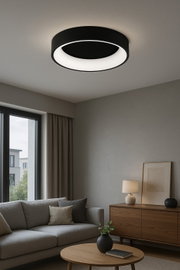 Moderne schwarze Deckenleuchte SHAY in einem stilvollen Wohnzimmer, von unten betrachtet.