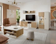 Moderne woonkamer met tv-kast in houtlook, centraal perspectief.