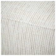 Nahaufnahme der strukturierten, cremefarbenen Stoffoberfläche einer Recamiere aus der Perspektive von oben.