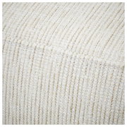 Nahaufnahme der strukturierten, cremefarbenen Stoffoberfläche einer Recamiere aus der Perspektive von oben.