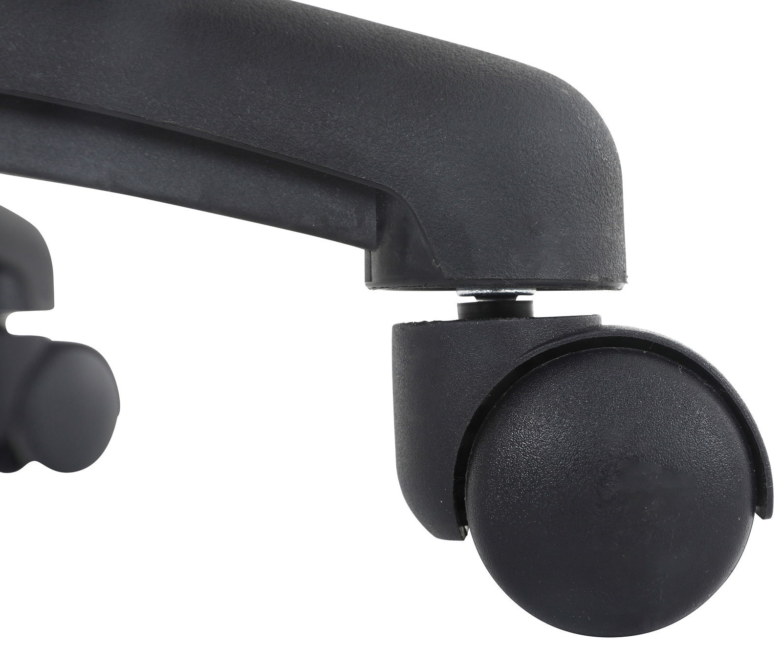 Nahaufnahme einer schwarzen Stuhlrolle eines Chefsessels, seitliche Perspektive