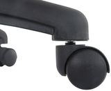 Nahaufnahme einer schwarzen Stuhlrolle eines Chefsessels, seitliche Perspektive