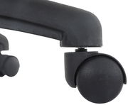 Nahaufnahme einer schwarzen Stuhlrolle eines Chefsessels, seitliche Perspektive