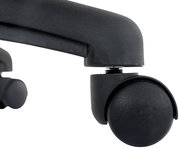 Nahaufnahme einer schwarzen Stuhlrolle eines Chefsessels, seitliche Perspektive