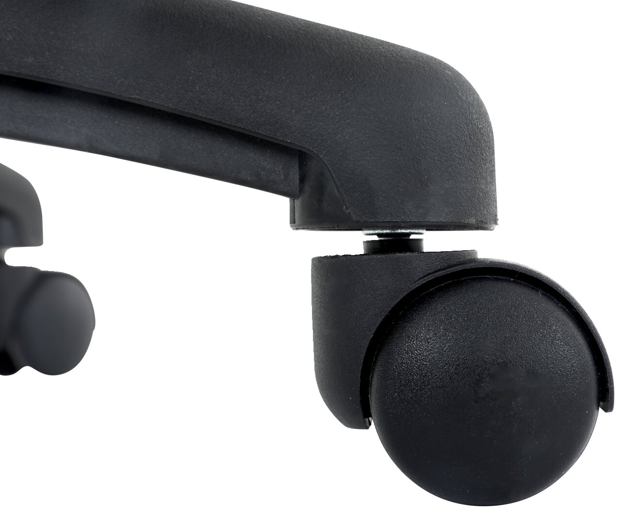 Nahaufnahme einer schwarzen Stuhlrolle eines Chefsessels, seitliche Perspektive