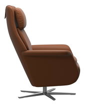 Seitliche Ansicht eines braunen Relaxsessels mit verstellbarer Kopfstütze und drehbarem Metallfuß.