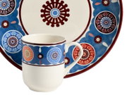 Porzellan-Kaffeetasse mit Henkel vor großem Teller, blau-rot gemustert mit runden Ornamenten, Nahaufnahme in leichter Frontansicht