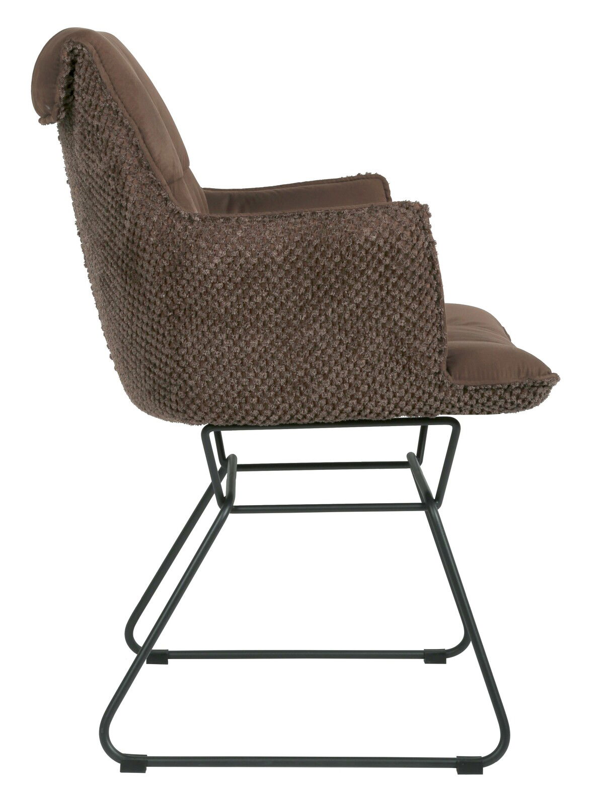 Seitenansicht eines braunen Armlehnstuhls mit Metallgestell