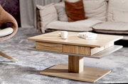 Moderner Couchtisch aus Holz mit Schubladen, seitliche Perspektive, auf einem Teppich vor einem Sofa platziert.