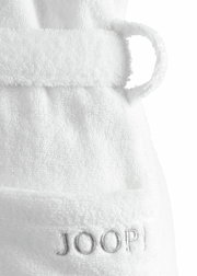 Nahaufnahme eines weißen Kimonos mit einem Gürtel und einer Schlaufe, bestickt mit dem Schriftzug 'JOOP!'