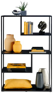 Schwarzes halbhohes Regal mit Dekorationen wie Vasen, Büchern und einer Skulptur, frontal betrachtet.