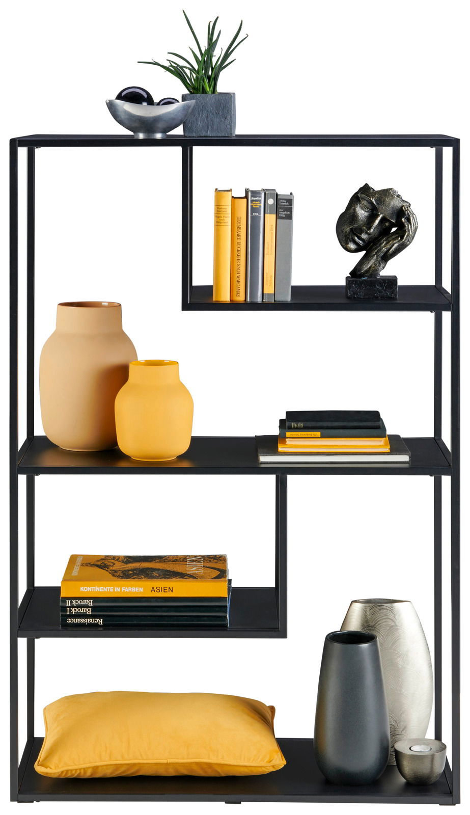 Schwarzes halbhohes Regal mit Dekorationen wie Vasen, Büchern und einer Skulptur, frontal betrachtet.