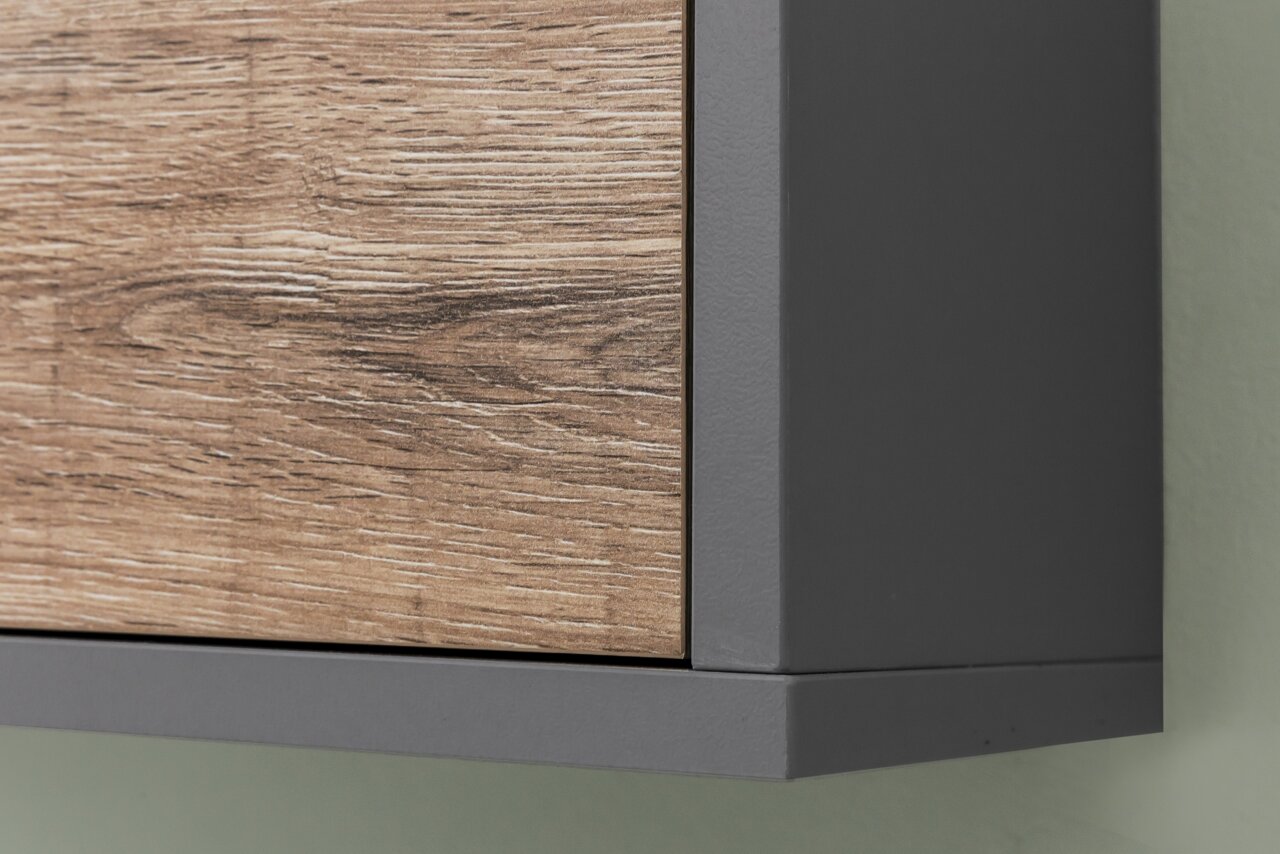 Nahaufnahme eines Oberschranks mit Holzoptik und grauem Rahmen, seitliche Perspektive