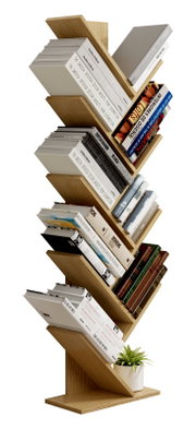 Schlankes, modernes Bücherregal aus Holz im Baumdesign mit schrägen Ablagen, voll mit Büchern und kleinem Topfplant, freigestellt vor weißem Hintergrund, Perspektive: leicht schräg von vorn