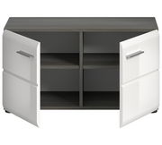 Sitzbank mit zwei offenen Türen, vier Fächern und einer grauen Holzoberfläche, frontal betrachtet.