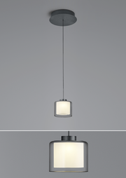 Moderne LED-Pendelleuchte KLARA in zylindrischer Form, von unten betrachtet, mit einem eleganten, transparenten Schirm und warmem Licht.