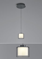 Moderne LED-Pendelleuchte KLARA in zylindrischer Form, von unten betrachtet, mit einem eleganten, transparenten Schirm und warmem Licht.