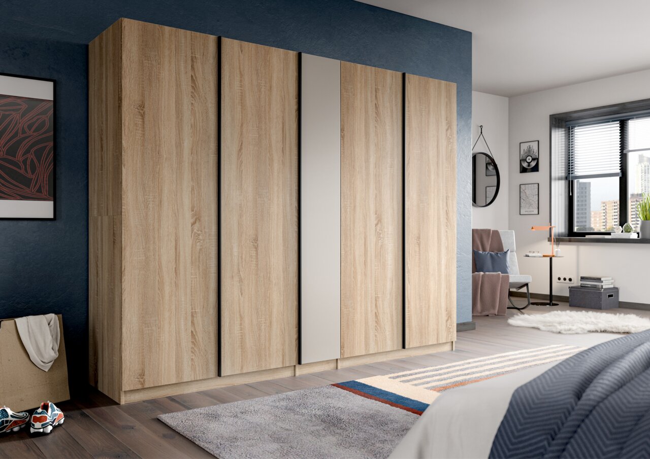 Großer Kleiderschrank in heller Eichenholz-Optik mit vier Türen und mittlerer Spiegeltür, in einem modern eingerichteten Schlafzimmer, perspektivische Frontansicht leicht von links.