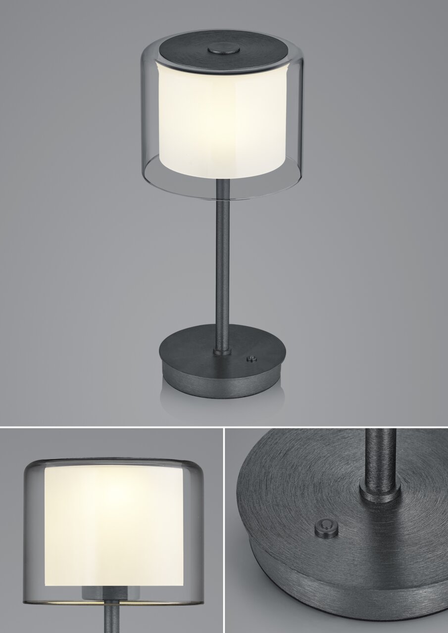 Moderne LED-Tischleuchte KLARA mit zylindrischem, weißem Lampenschirm und dunklem Metallfuß, seitliche Perspektive