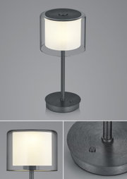 Moderne LED-Tischleuchte KLARA mit zylindrischem, weißem Lampenschirm und dunklem Metallfuß, seitliche Perspektive