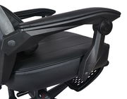 Nahaufnahme eines schwarzen Gaming-Stuhls mit Armlehne, seitliche Perspektive