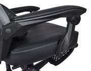 Nahaufnahme eines schwarzen Gaming-Stuhls mit Armlehne, seitliche Perspektive