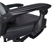 Nahaufnahme eines schwarzen Gaming-Stuhls mit Armlehne, seitliche Perspektive