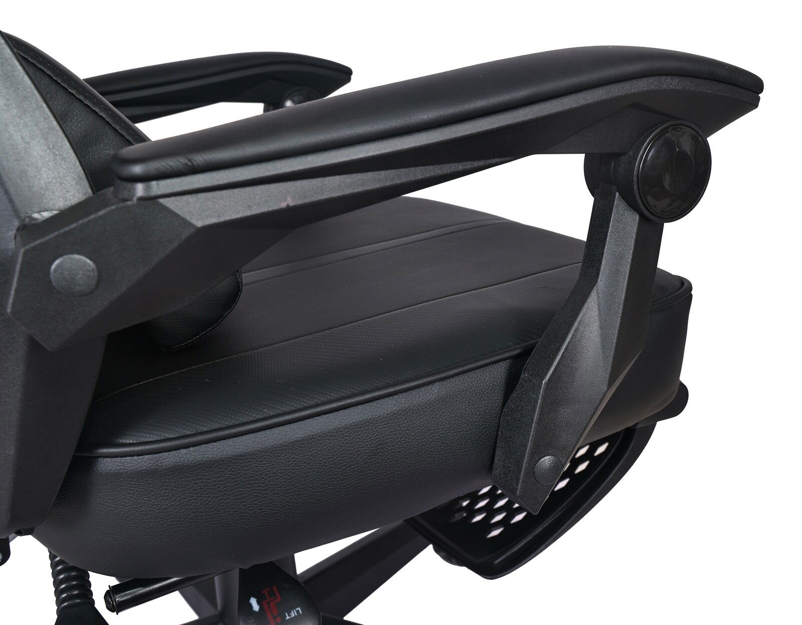 Nahaufnahme eines schwarzen Gaming-Stuhls mit Armlehne, seitliche Perspektive