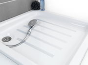 Blick auf eine Duschwanne mit Anti-Rutschband und Handbrause.