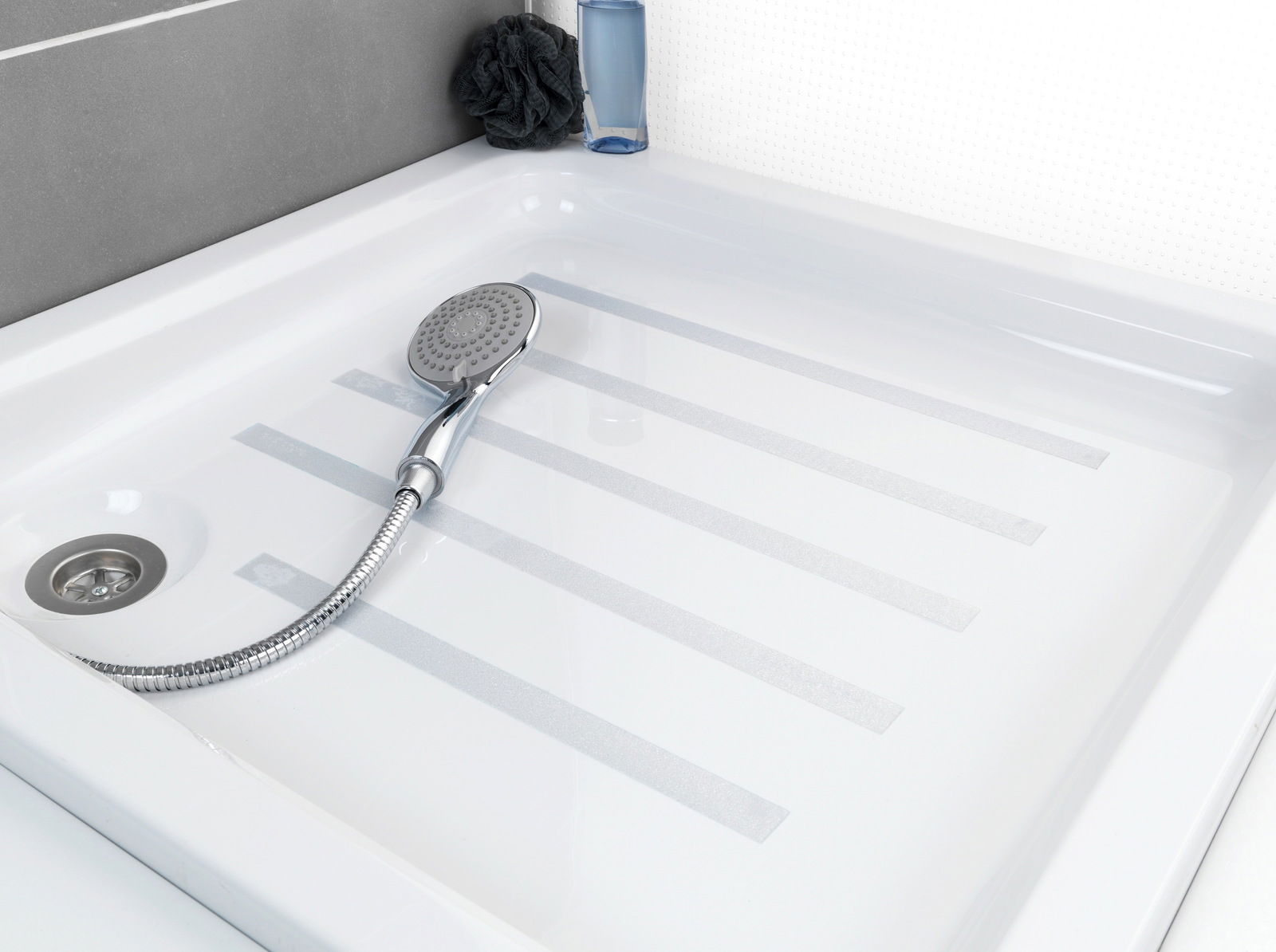 Blick auf eine Duschwanne mit Anti-Rutschband und Handbrause.