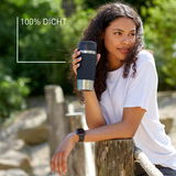 Frau hält einen schwarzen MUG Classic Wave 0,36L Becher, seitliche Perspektive, im Freien, mit der Aufschrift '100% DICHT'.