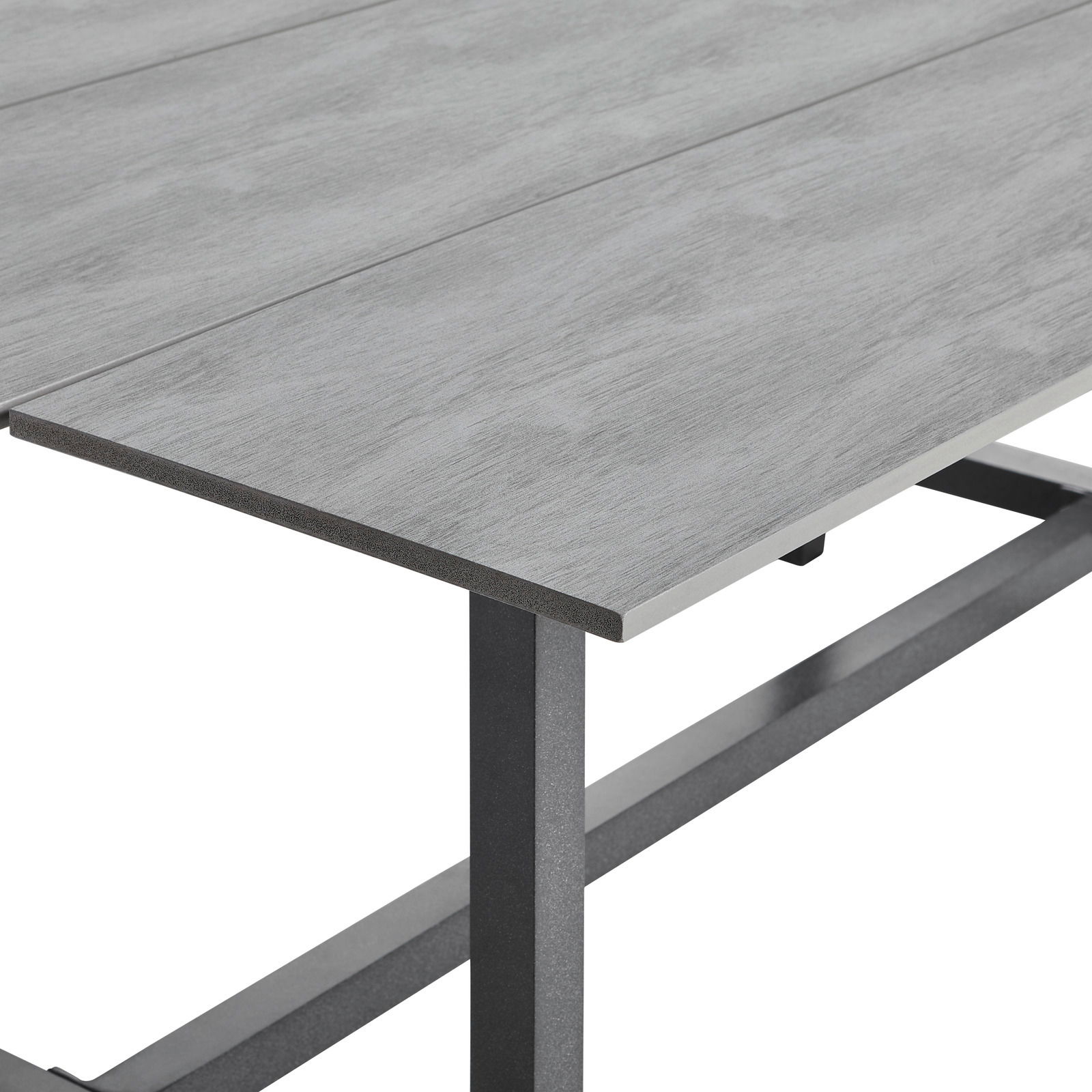 Nahaufnahme eines grauen Tischs mit Metallgestell, perspektivisch von der Seite aufgenommen.