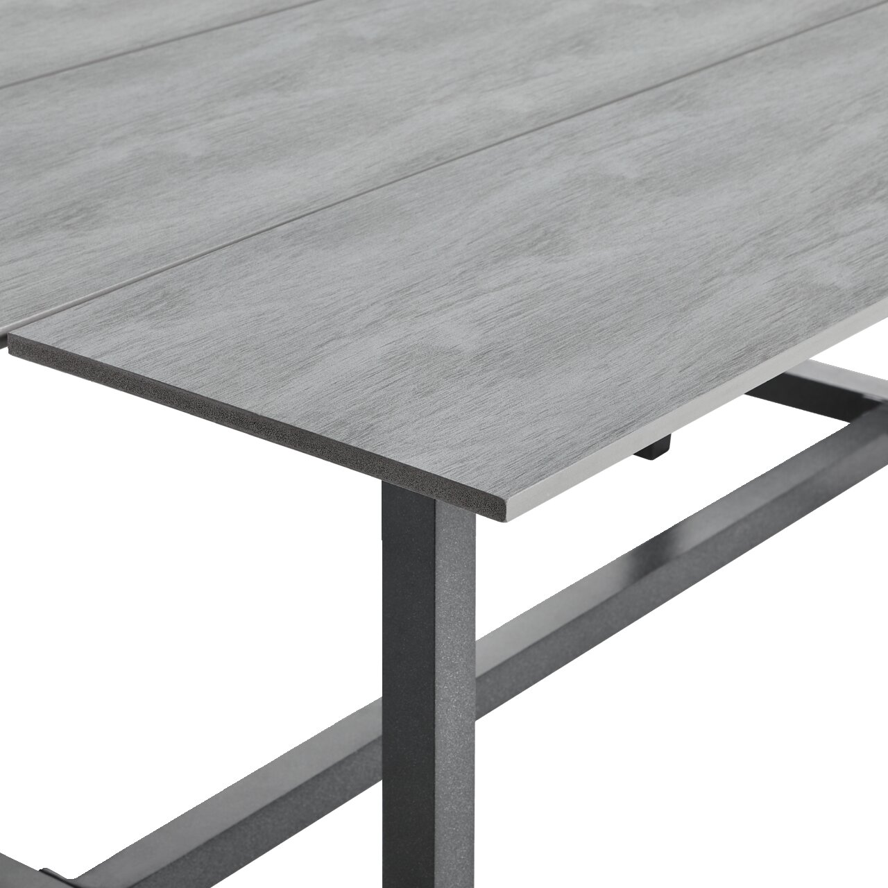 Close-up van een grijze tafel met metalen onderstel, vanuit een zijdelingse hoek gefotografeerd.