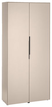 Beiger, minimalistischer zweitüriger Schrank mit langen schwarzen Griffen, frontale Ansicht mit leicht schräger Perspektive von links.