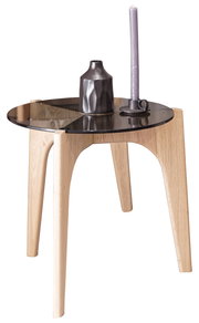 Moderner Beistelltisch mit Glasplatte und Holzbeinen, seitliche Perspektive, dekoriert mit einer Vase und einer Kerze.