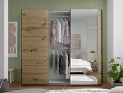 Großer Kleiderschrank mit Schiebetüren in Holzoptik und Spiegel, mittlere Tür geöffnet mit hängender Kleidung, Frontansicht im Schlafzimmer.