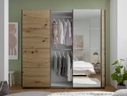 Großer Kleiderschrank mit Schiebetüren in Holzoptik und Spiegel, mittlere Tür geöffnet mit hängender Kleidung, Frontansicht im Schlafzimmer.