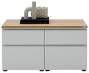 Modernes Sideboard mit hellen, matten Fronten und Holzplatte, vorne frontal in Augenhöhe fotografiert; oben dekoriert mit Vase, Korb und Buch.