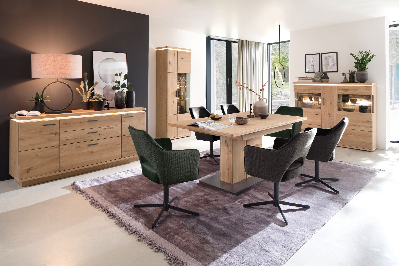 Moderner Essbereich mit Holztisch und sechs gepolsterten Stühlen, umgeben von stilvollen Holzmöbeln, aus der Perspektive des Raumes betrachtet.