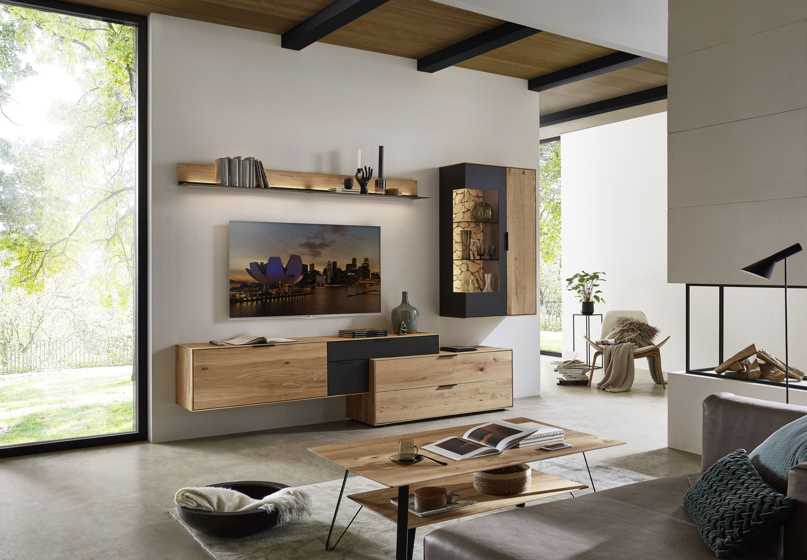 Moderne Wohnzimmer-Wandkombination aus Holz mit Hängeschränken, Regal und TV, seitliche Perspektive.