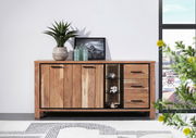 Holz-Sideboard mit drei Türen und drei Schubladen, dekoriert mit Pflanzen und Glasflaschen, aus frontaler Perspektive fotografiert.