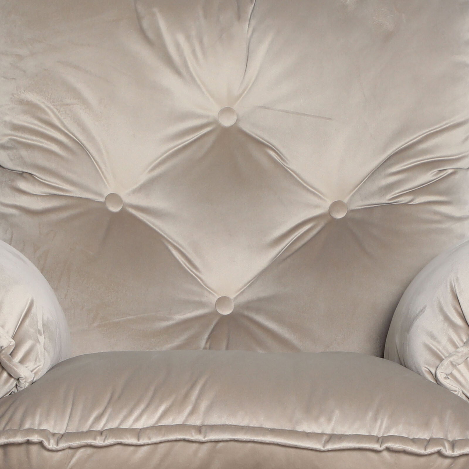 Nahaufnahme eines beigen Chefsessels mit Knopfheftung und weicher Polsterung, Vorderansicht