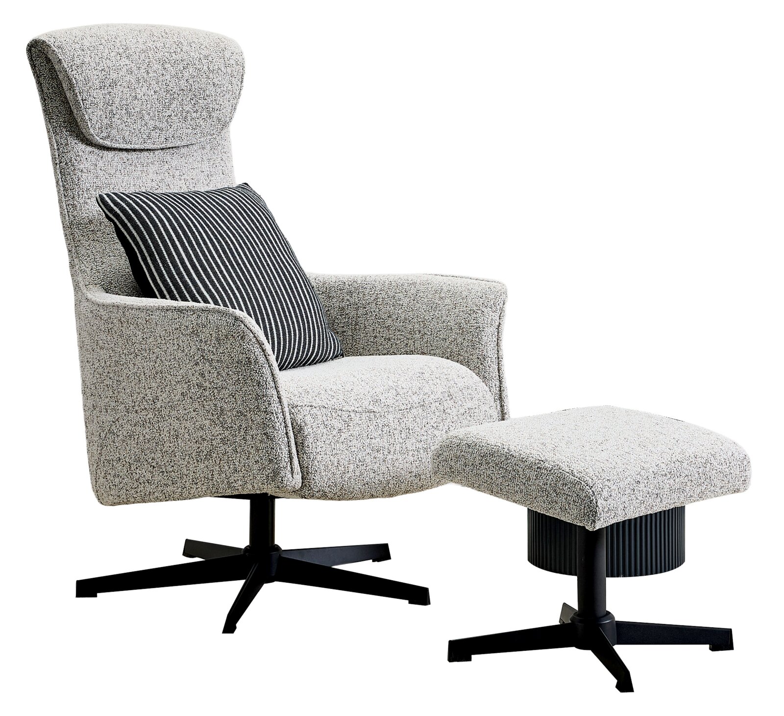 Grauer Relaxsessel mit Hocker, seitliche Perspektive, mit schwarzem, gestreiftem Kissen auf dem Sessel.