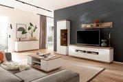 Modernes Wohnzimmer mit Zurbrüggen Wandboard PALERMO, TV-Schrank und Dekorationen, seitliche Perspektive.
